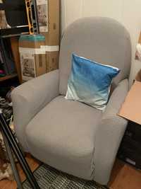 Cadeirao bege reclinavel com capa cinzenta