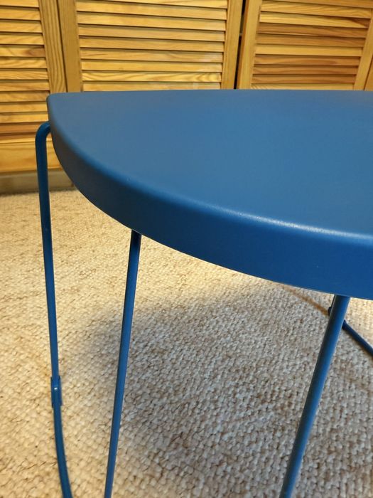 Niebieski stolik kawowy nocny retro Ikea Tranarö