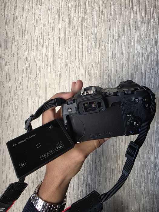 Canon EOS RP [NOVA] com uma mala, lente de 50 mm e carregador