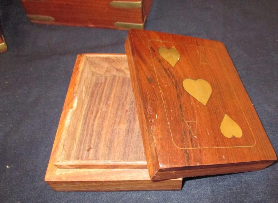 Caixas em madeira e latão para cartas dados canetas vintage