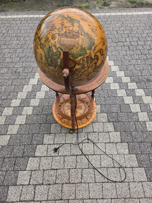 Barek mobilny w kształcie globusa podświetlany