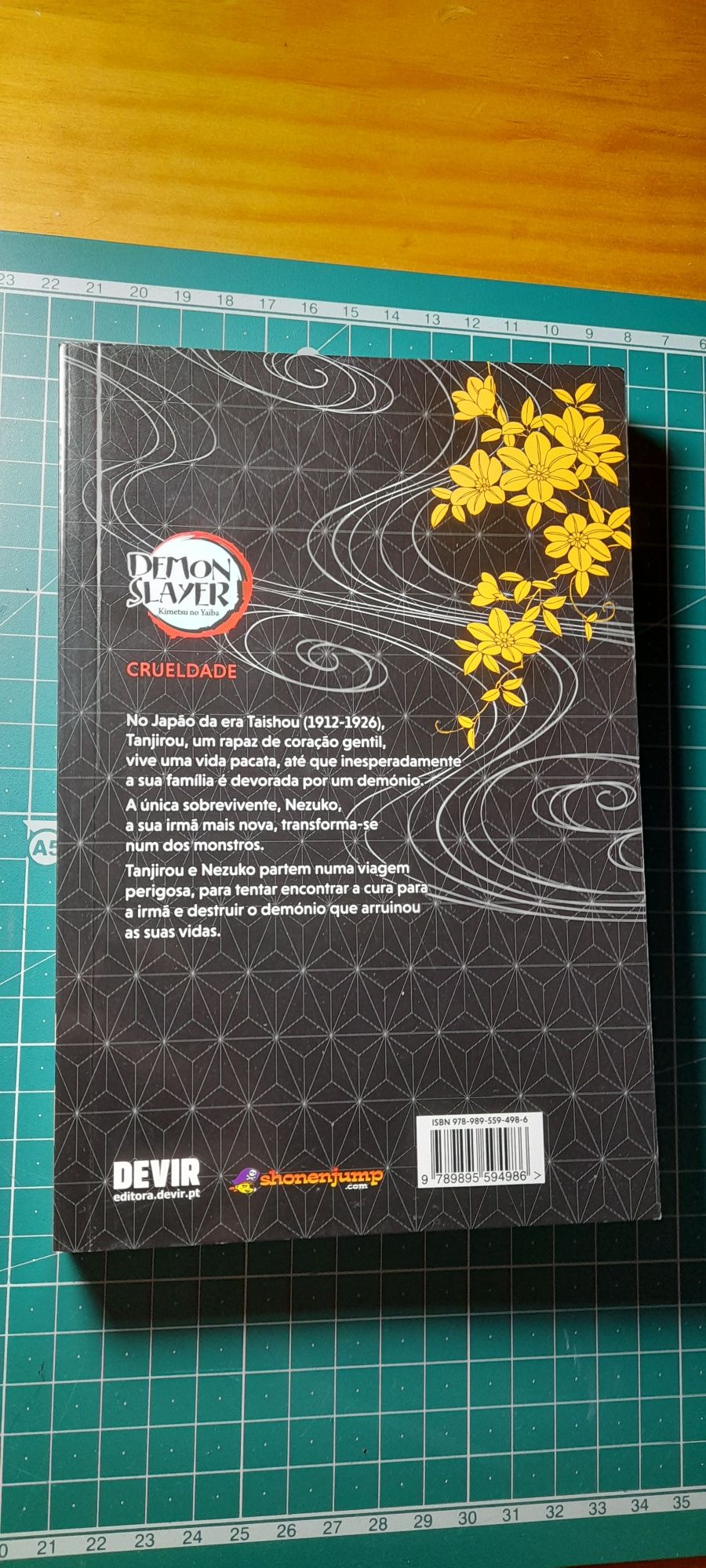 Livro "Demon Slayer kimetsu no yaiba"