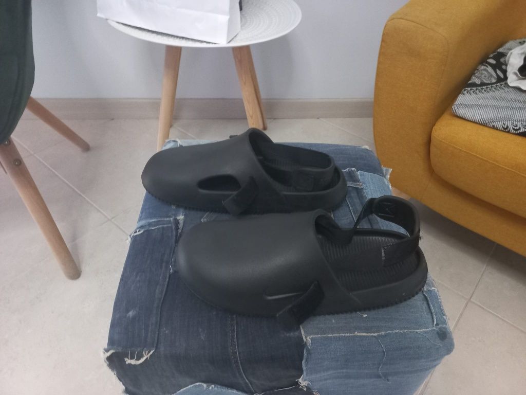 Sandálias nike  praticamente novas