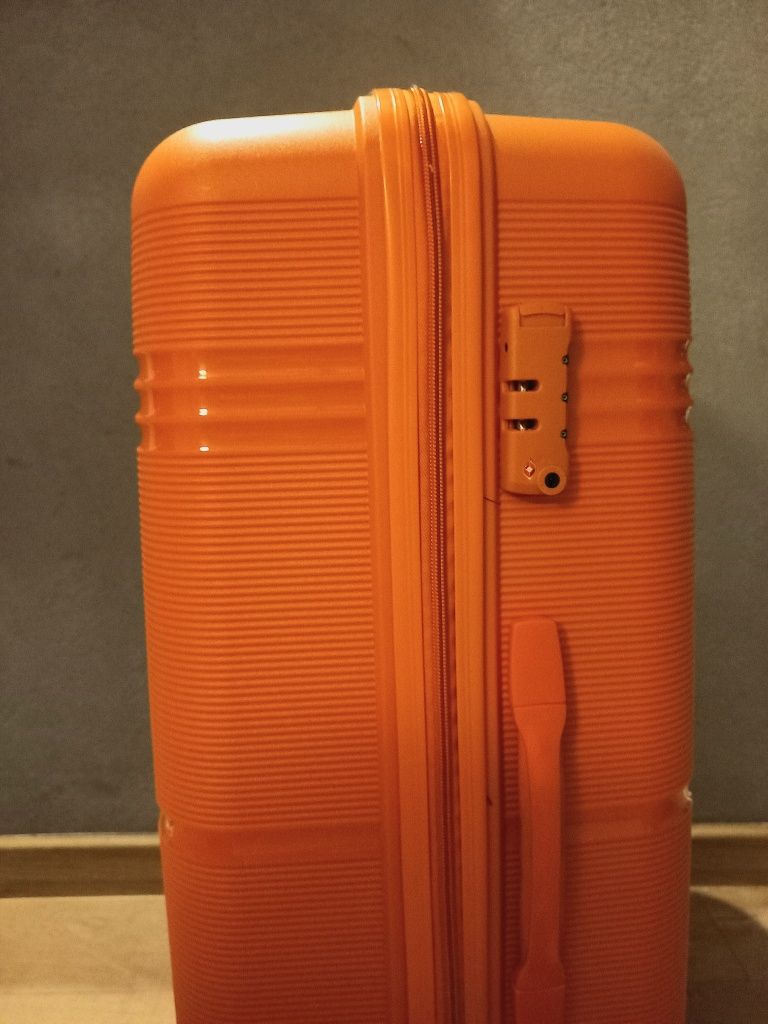 pomaranczowa walizka wittchen duza
