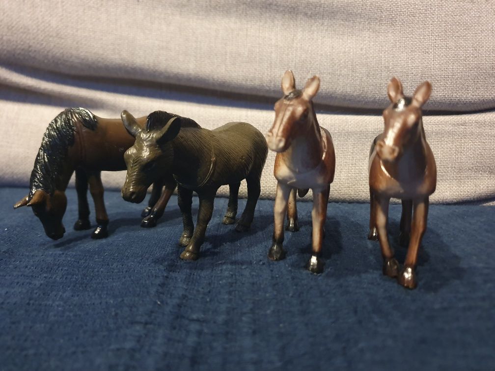 Figurki Zwierząt konie krowy itd
