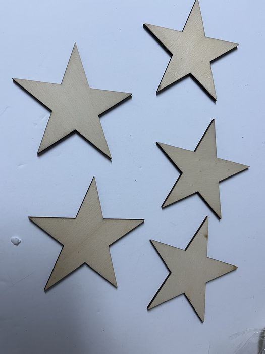 Recortes de madeira em forma de estrela