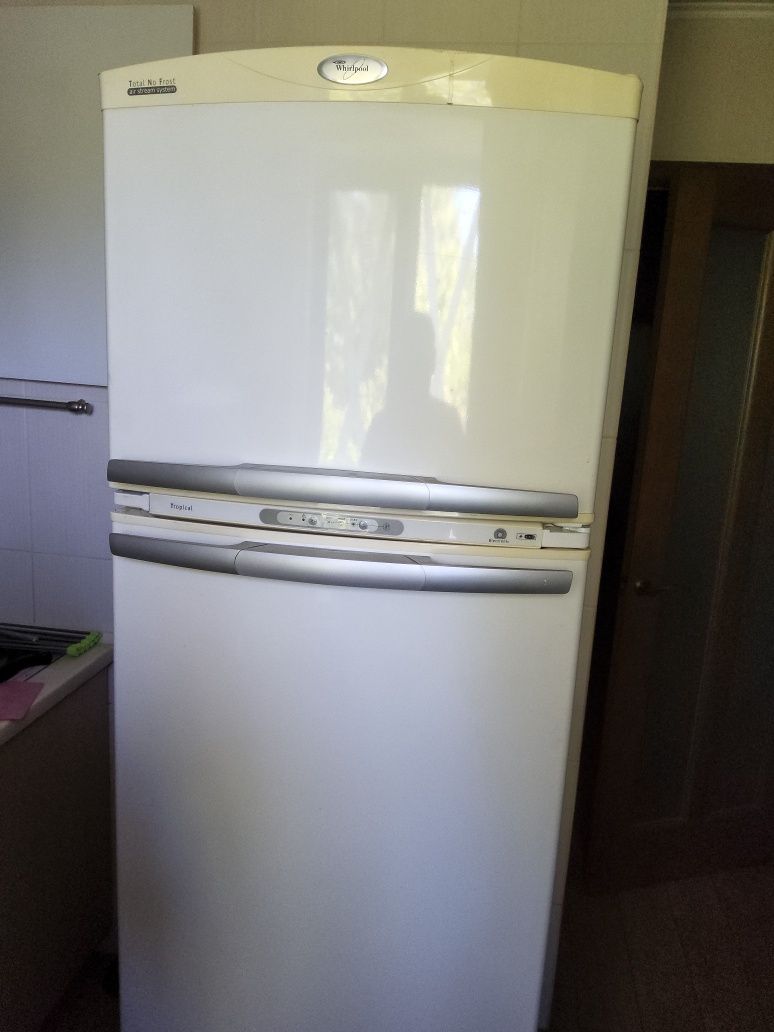 Холодильник Whirlpool ARC 4020