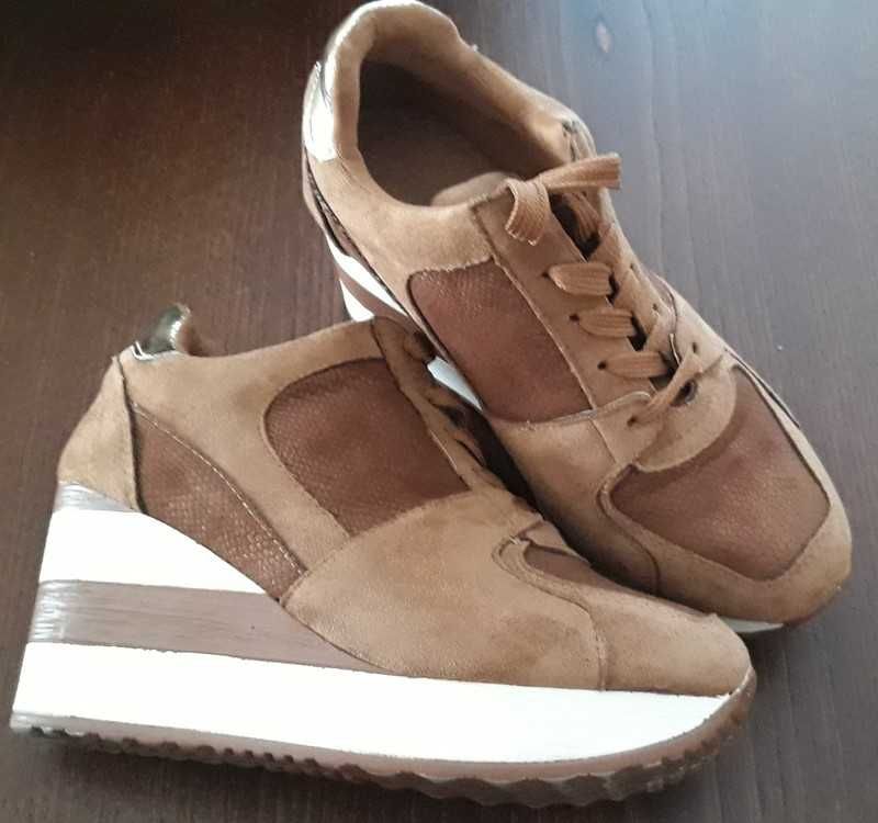 sapatos de cor camel