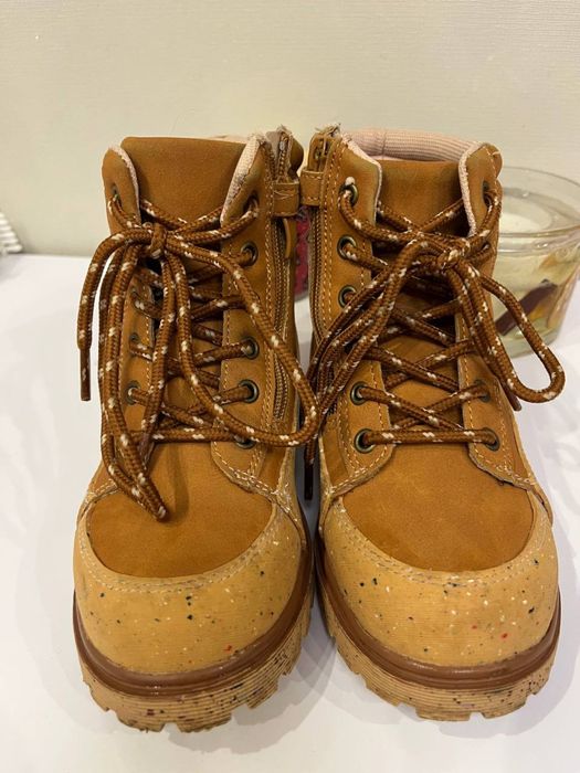 Продам ботинки для девочки Reserved