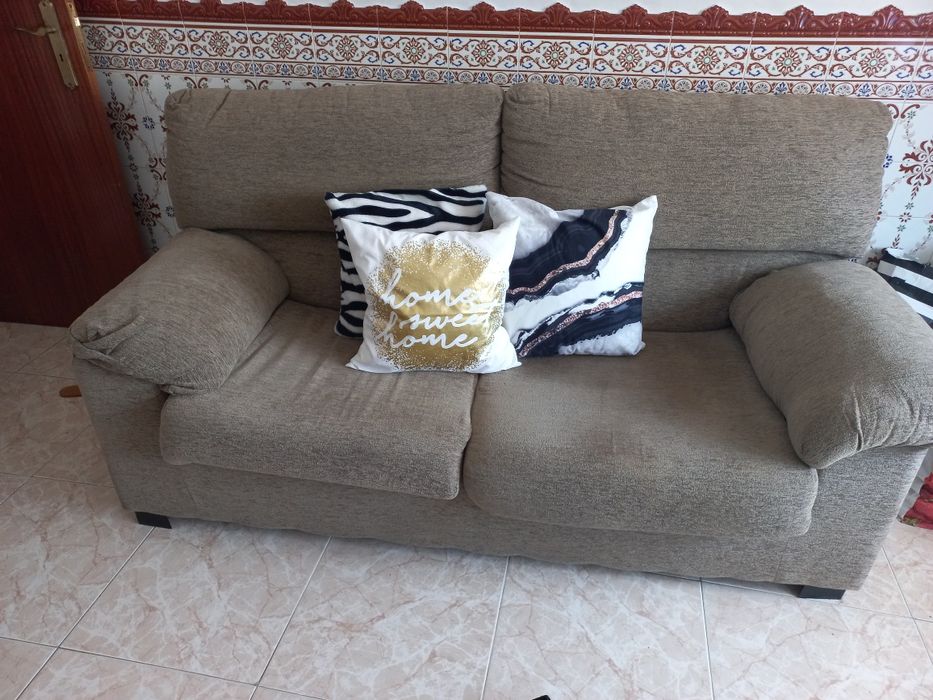 Sofa castanho de dois lugares