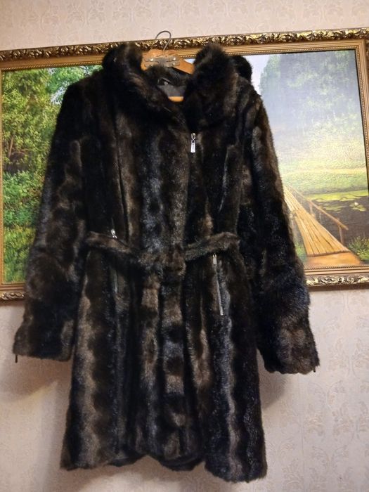 Продаю шубу с капюшоном 46 размер