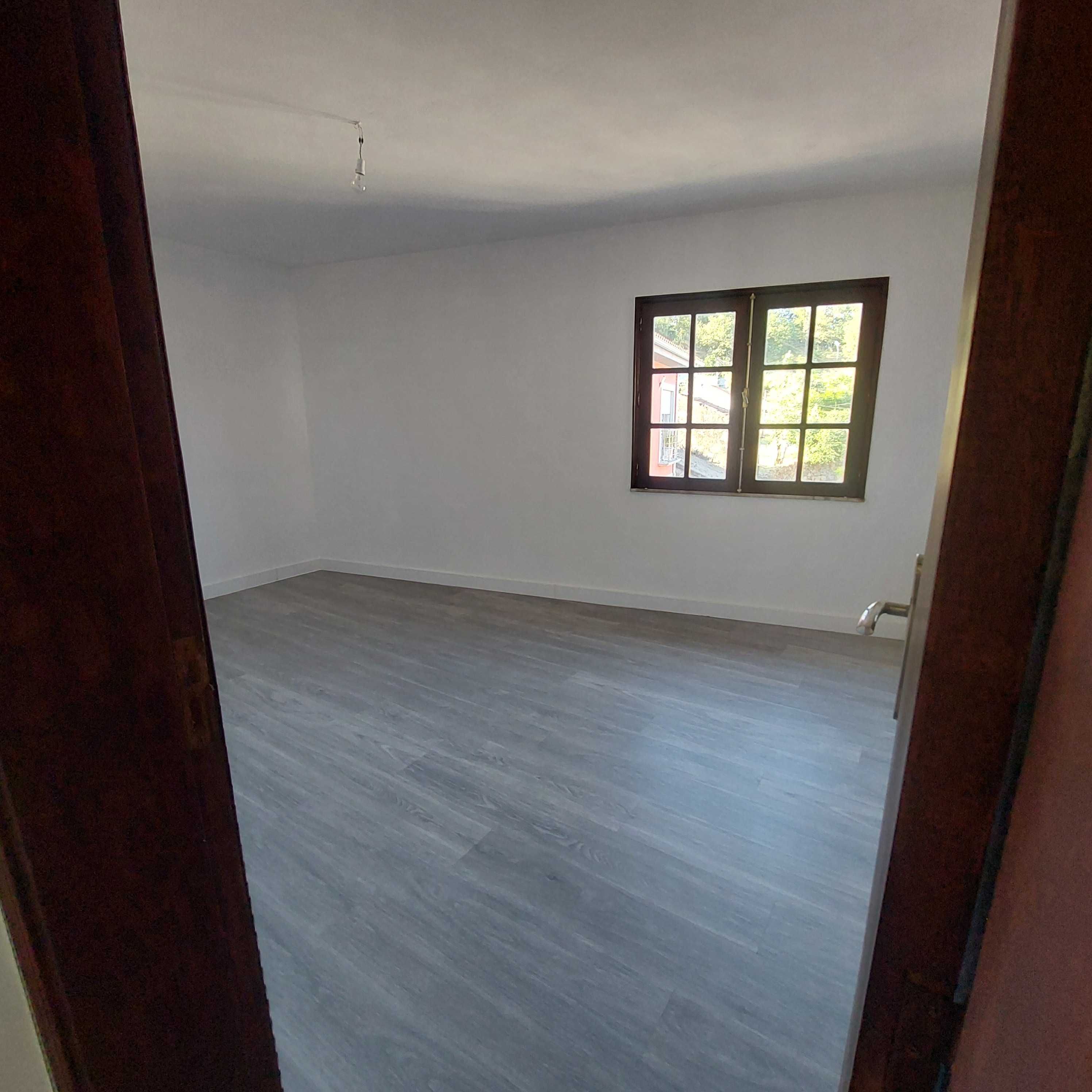 Alugo casa na aldeia com 4 quarto