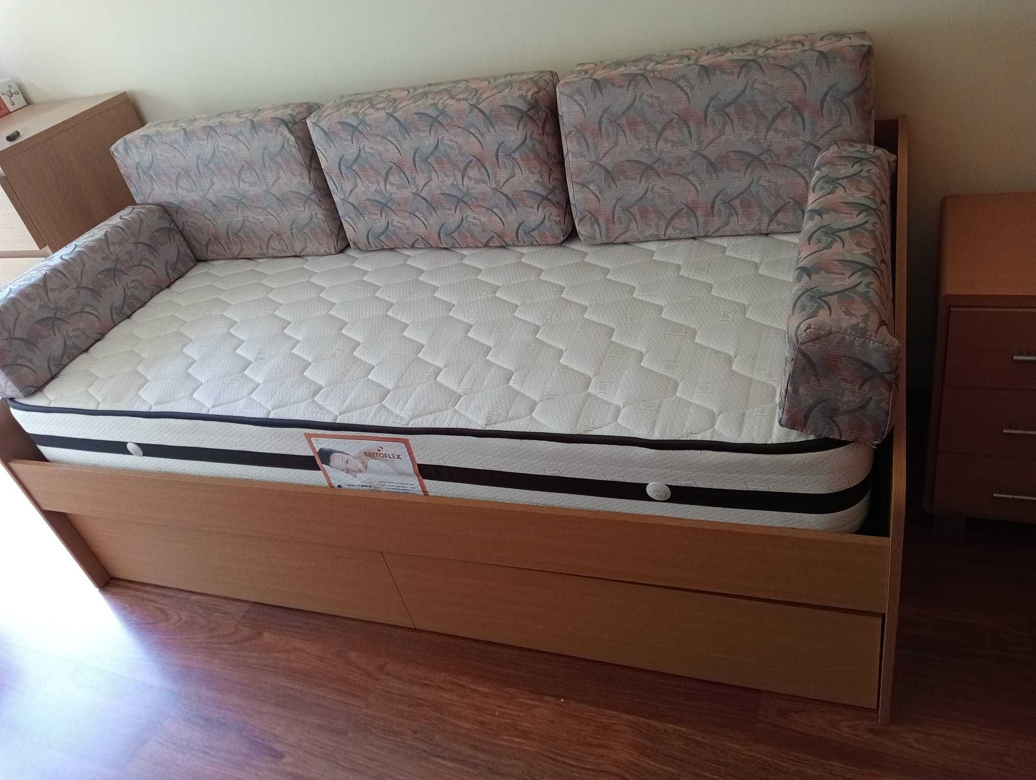 Sofá-Cama com muita arrumação