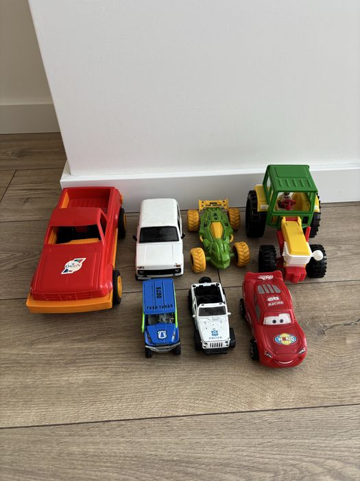 Іграшки машинки, вантажівка, трактор