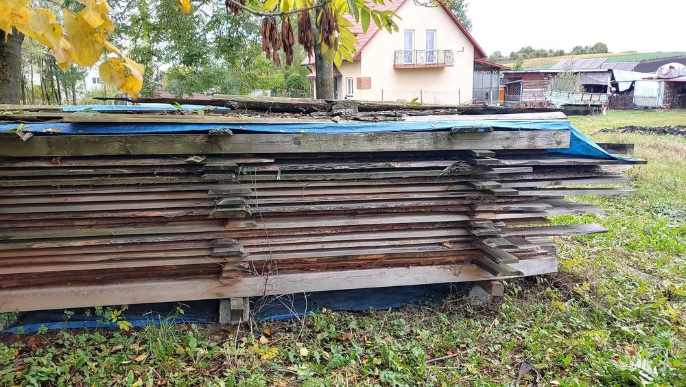 Drewno suche - krokwie, słupy, deski.