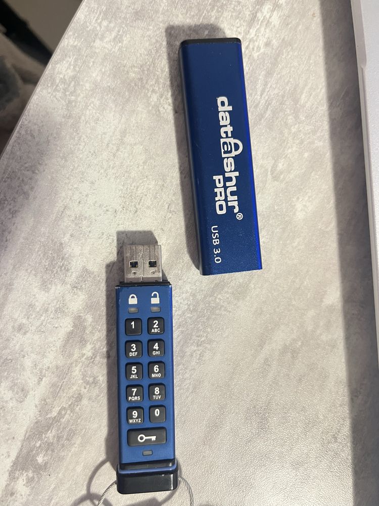 Захищена флешка з паролем Datashur Pro 4gb