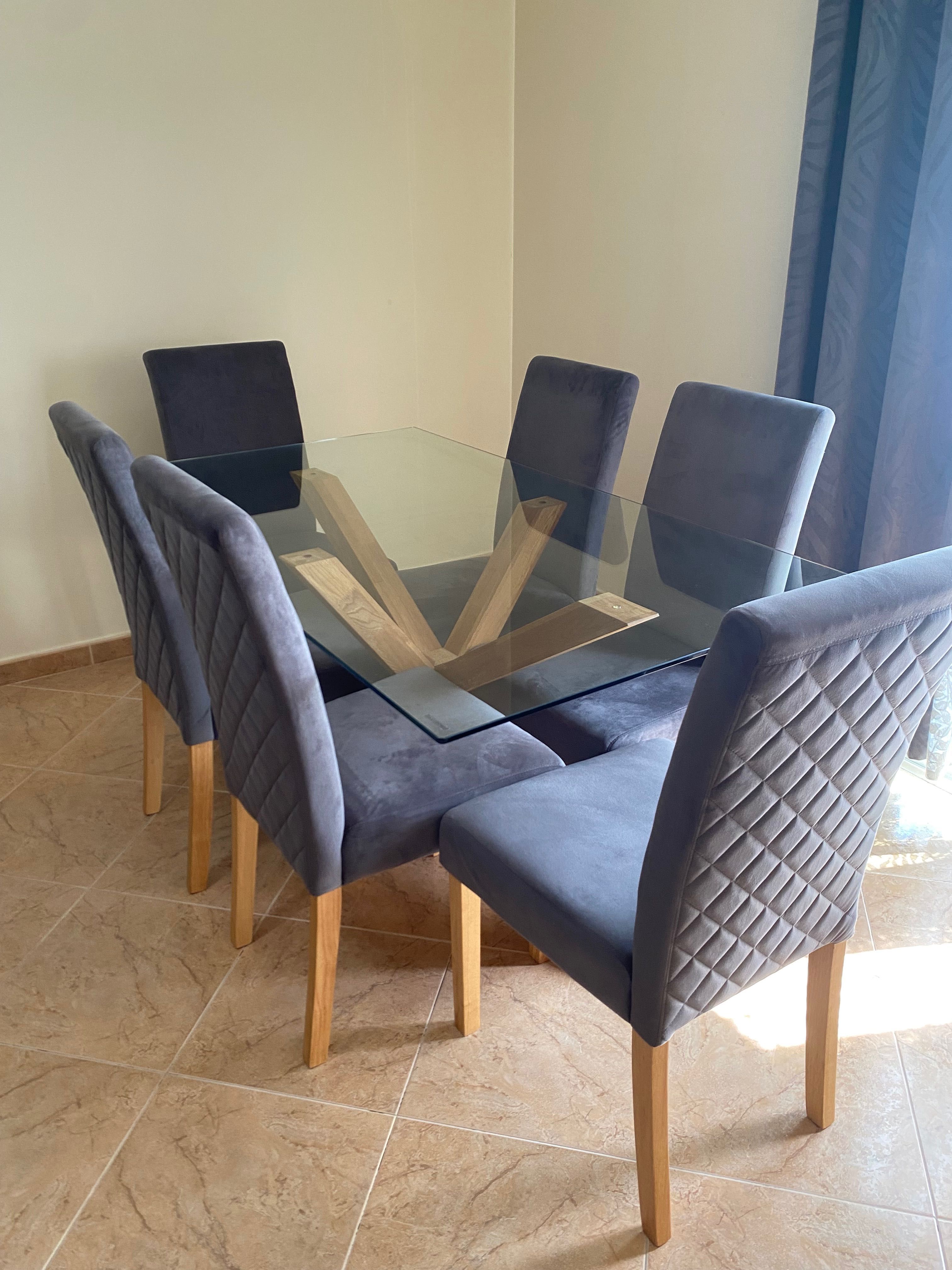 Vendo mesa com cadeiras nova