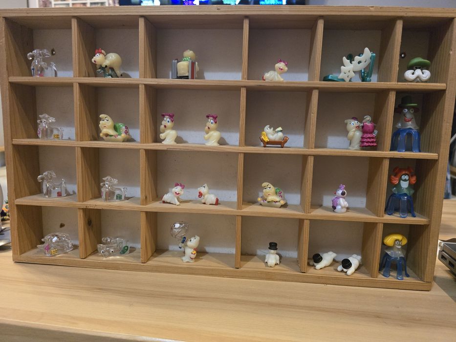 Półka z Kinder niespodziankami 2 szt duszki, robaczki, smoki