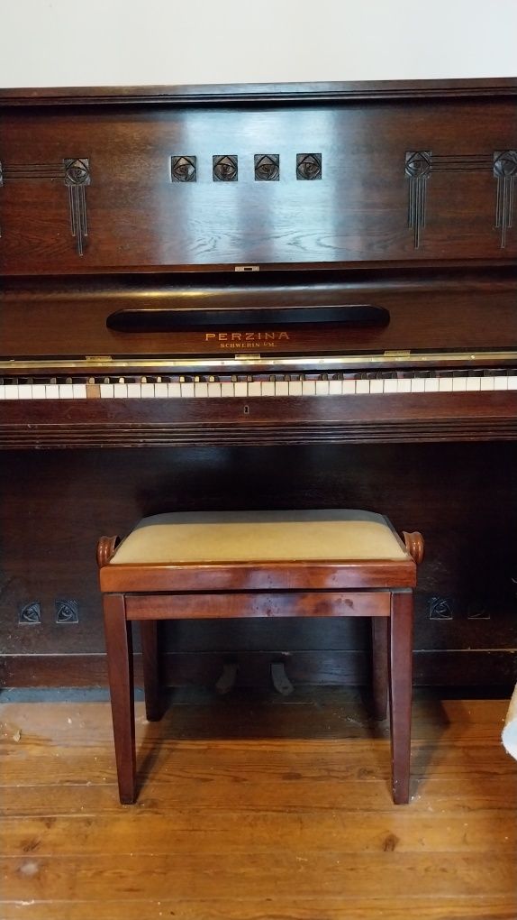 Piano acústico vertical Perzina vintage em estilo Art Deco