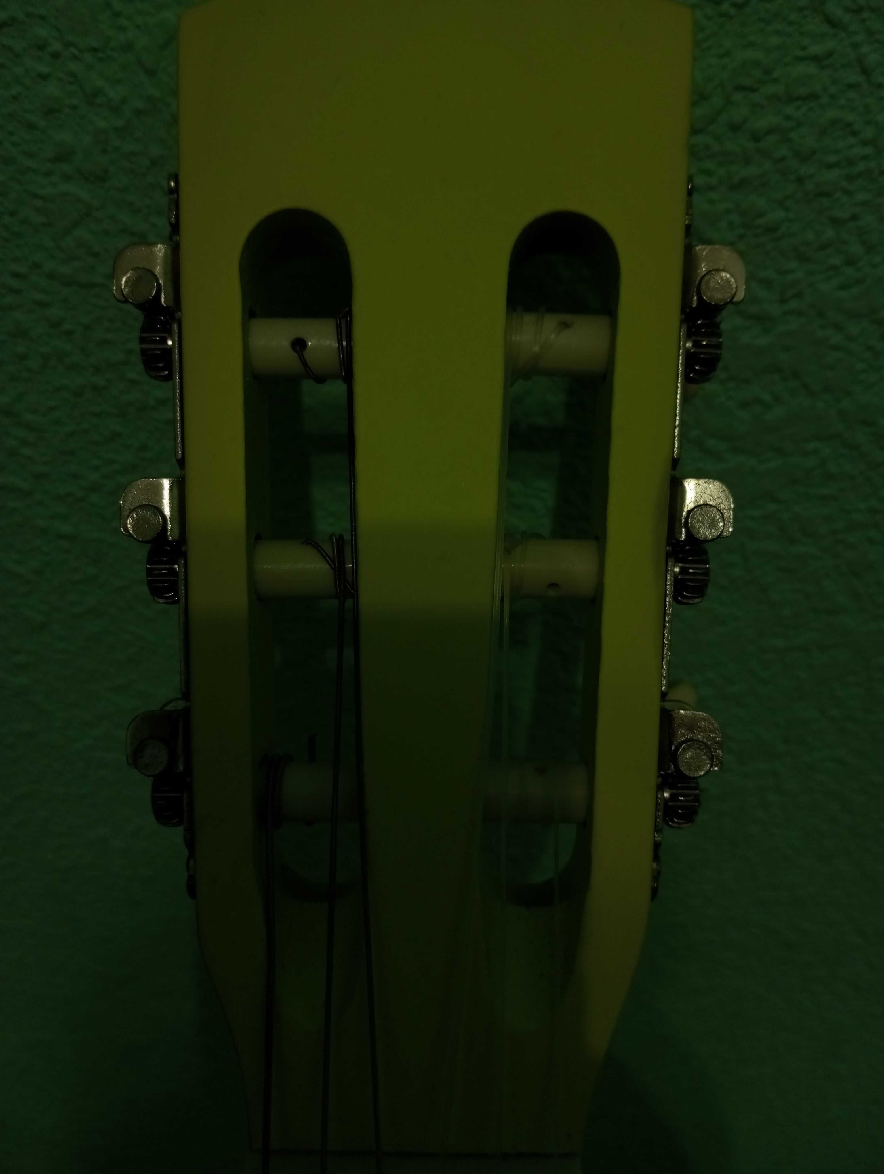 Гітара лимонного кольору