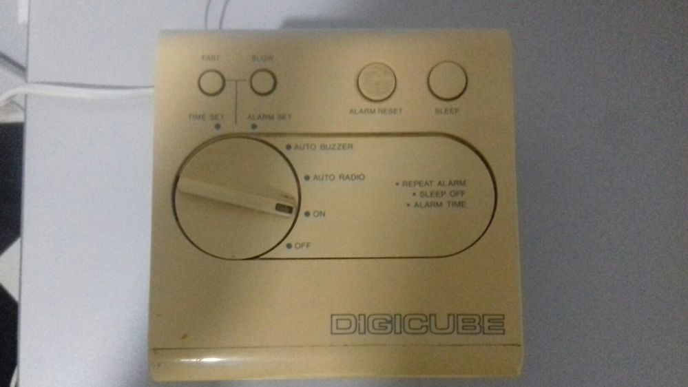 Колекційний ретро радіоприймач SONY ICF-C11L 1979 року