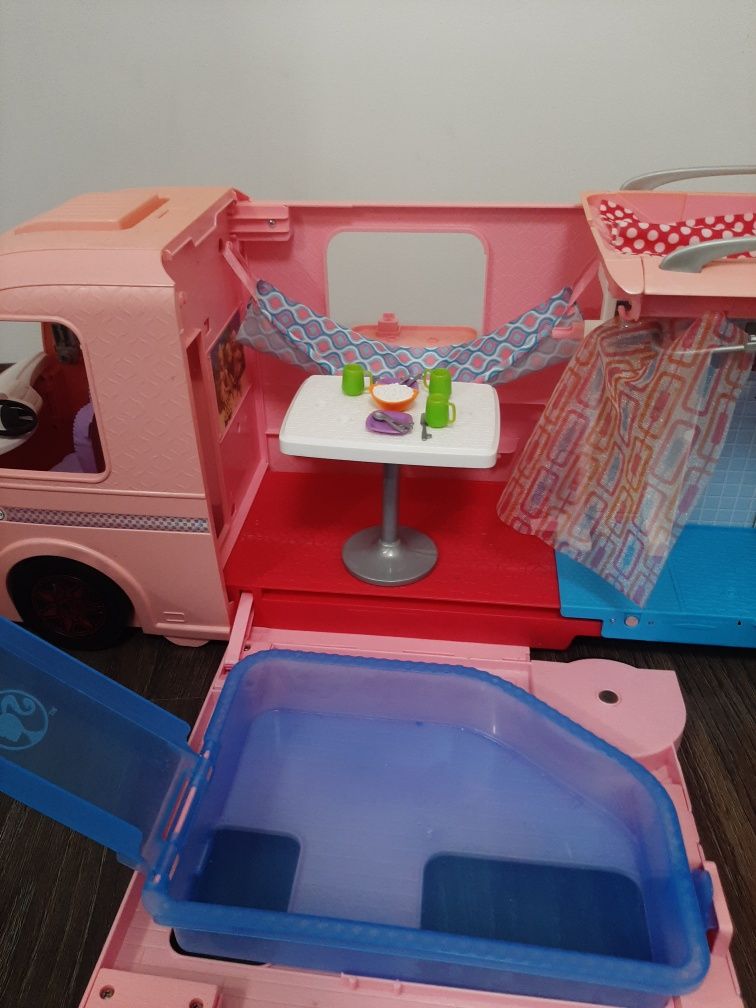 Kamper Barbie z basenem