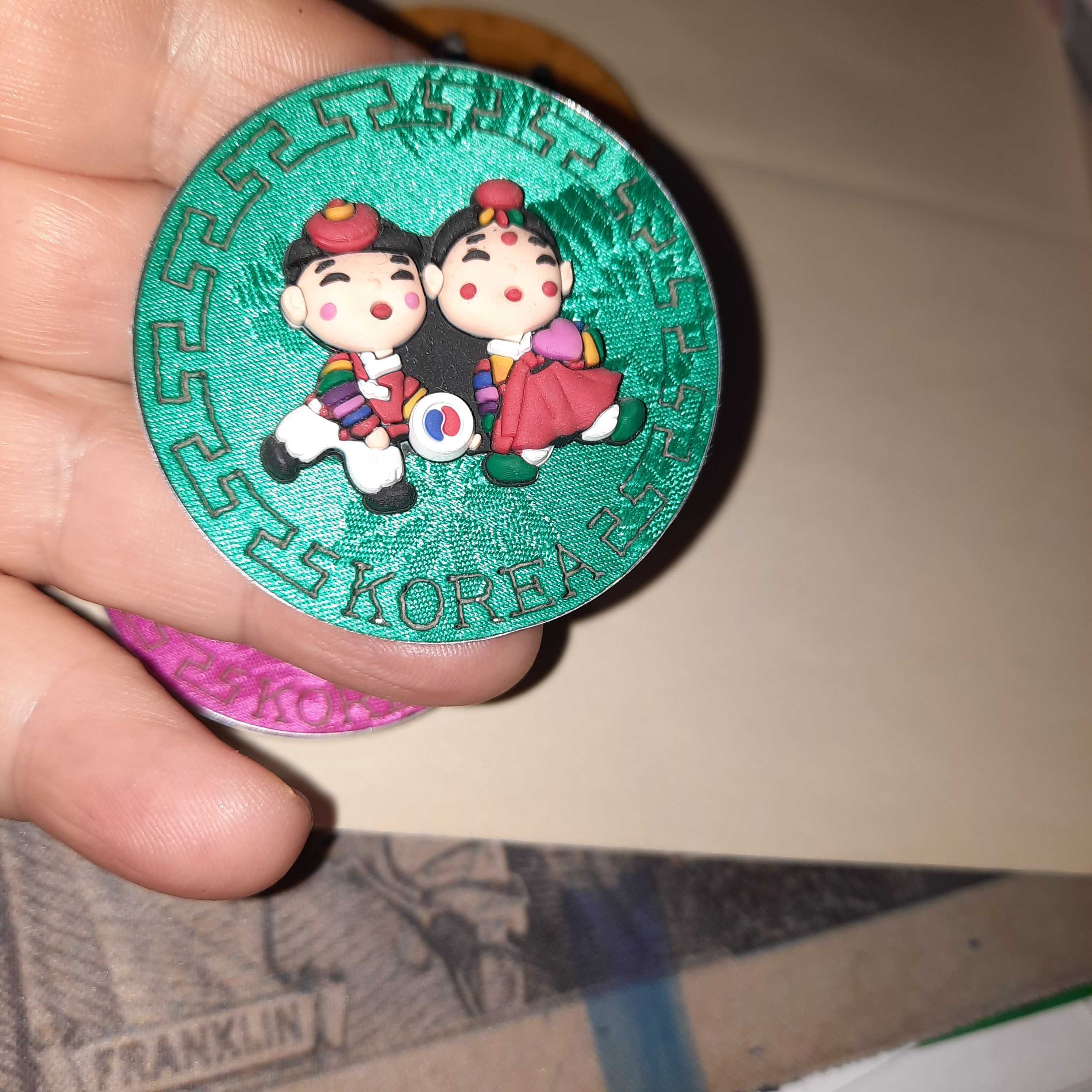 подарок магнит круглый из Корея набор три штуки сувенир