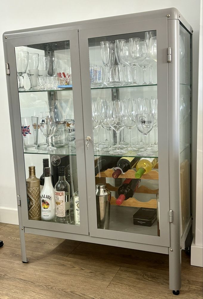 Móvel vitrine em vidro IKEA