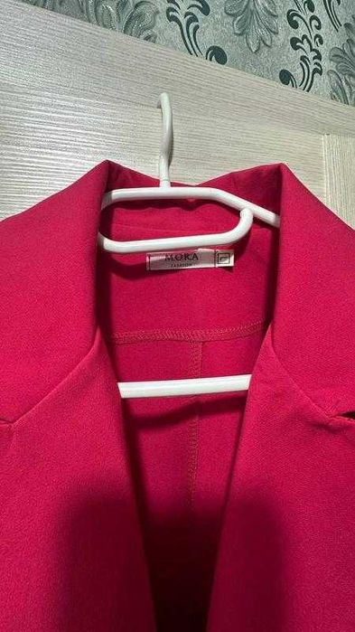 Яскравий жіночий костюм