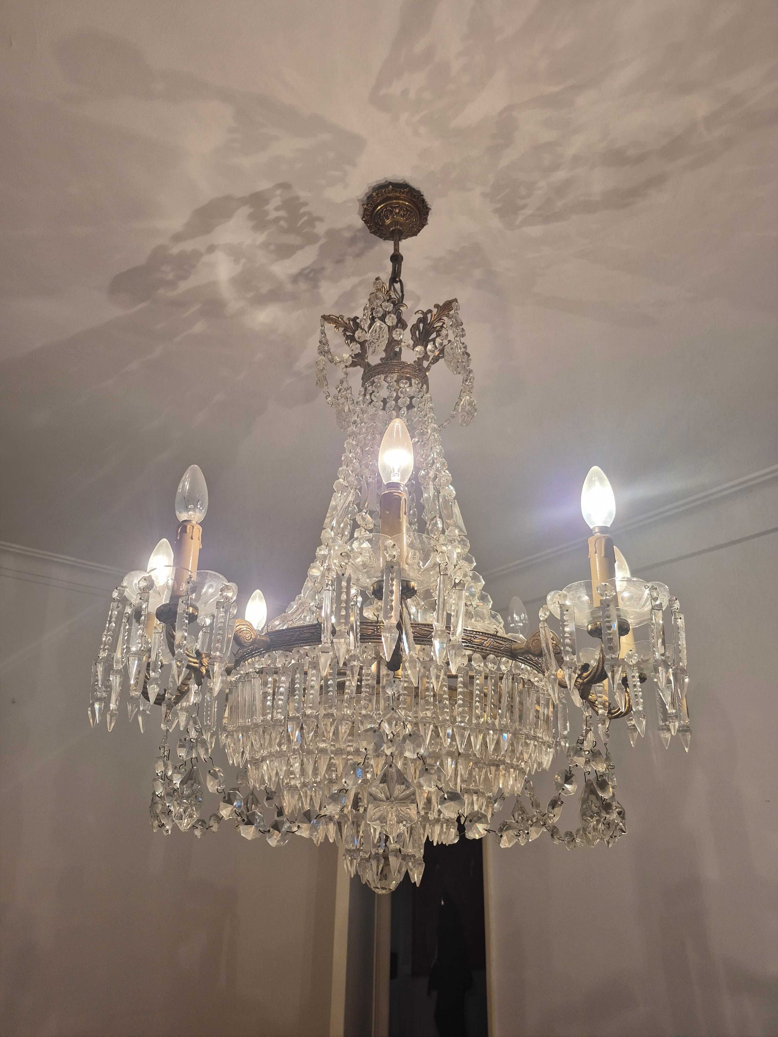 Lustre Clássico com Detalhes Dourados