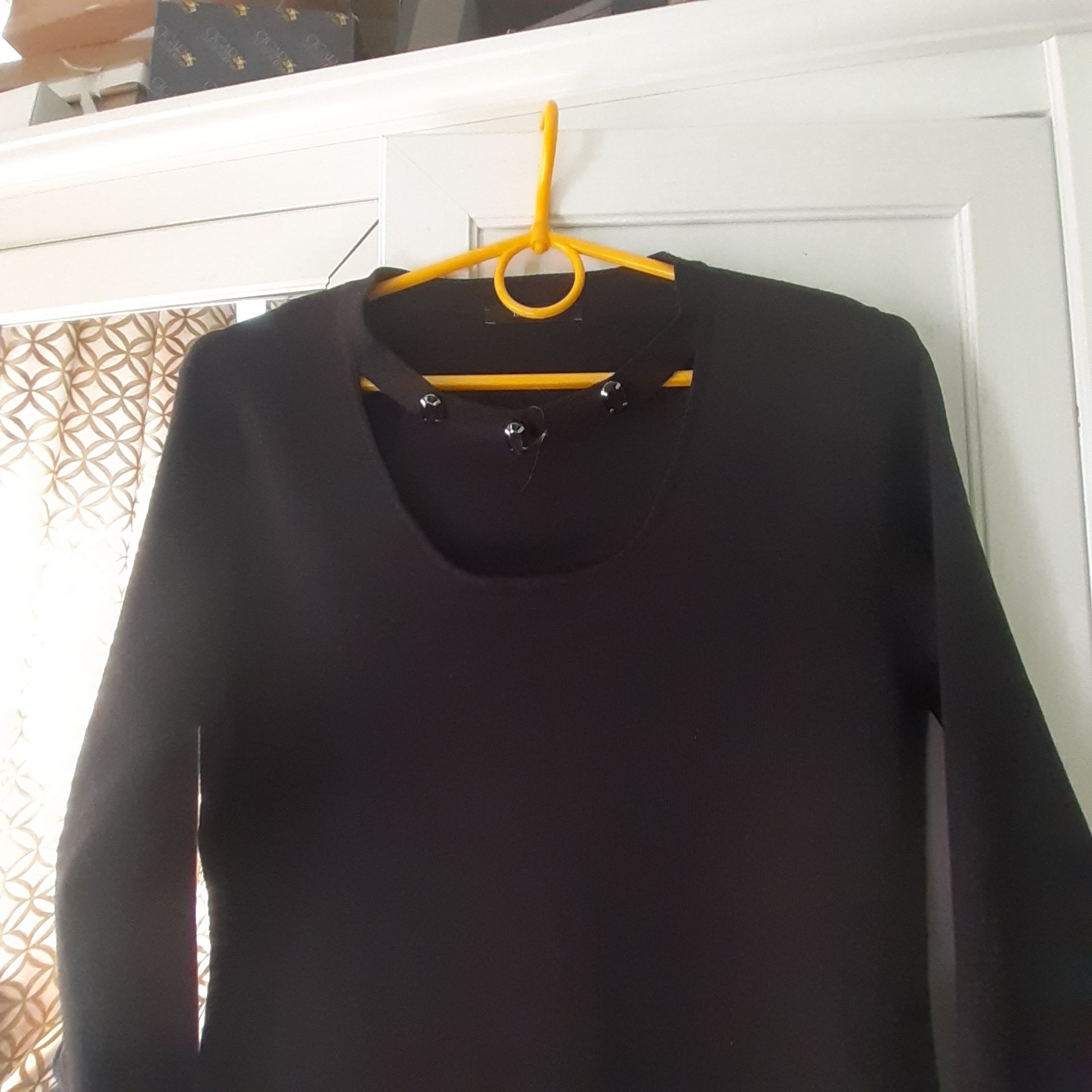 Czarny elegancki sweter s/M Monnari  Stan na piątkę