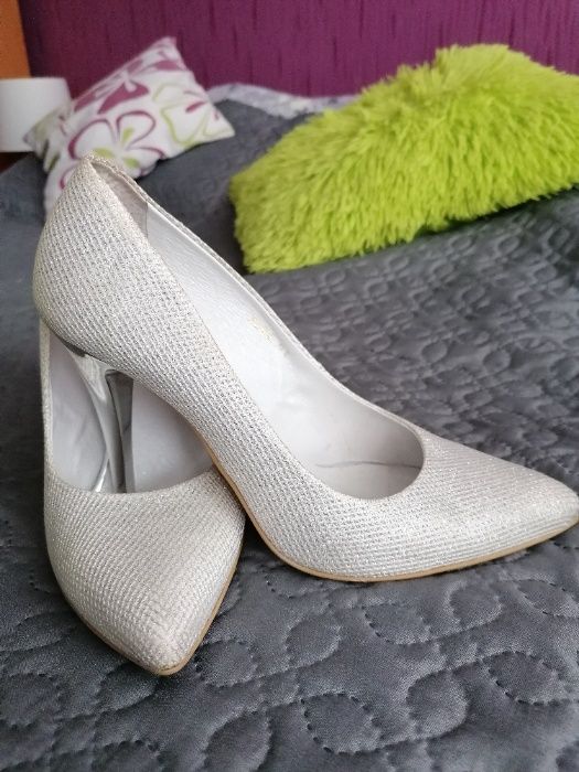 Srebrne ślubne szpilki