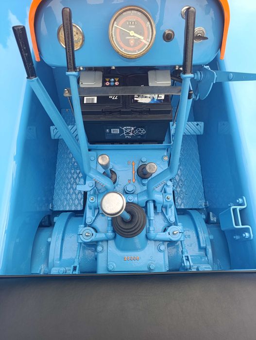 zabytkowy traktor Lamborghini 4C