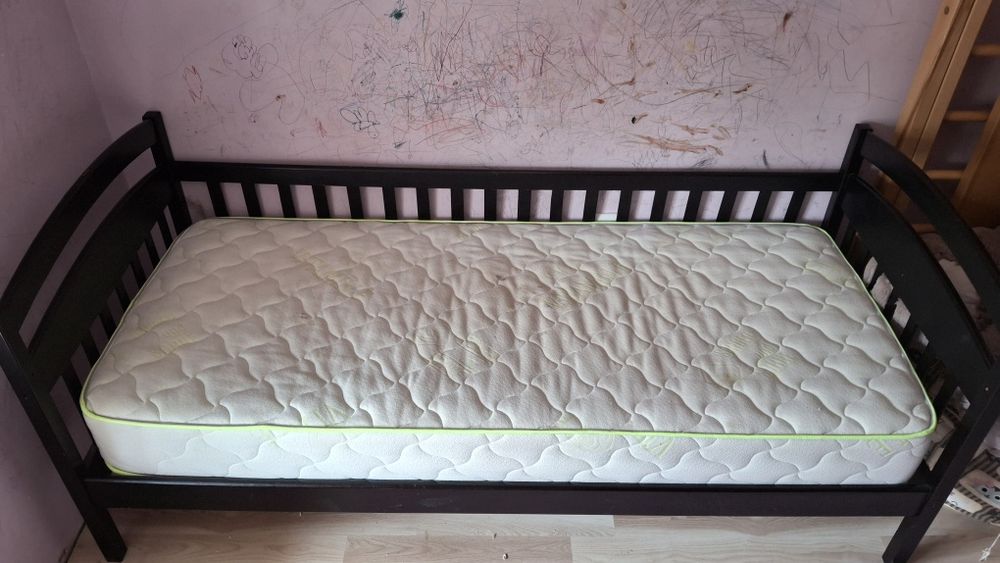 Дерев'яна ліжко з матрацом