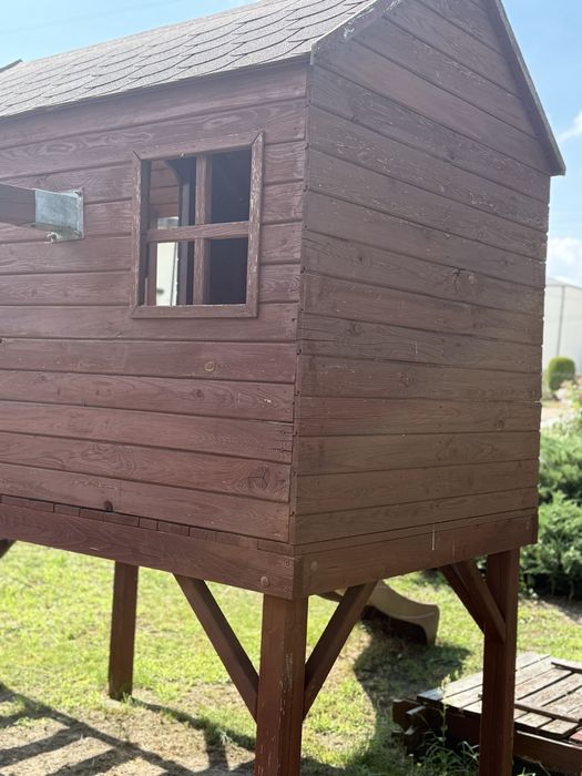 Drewniany domek dla dziecka