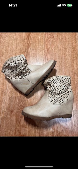 Buty beżowe na koturnie roz. 38