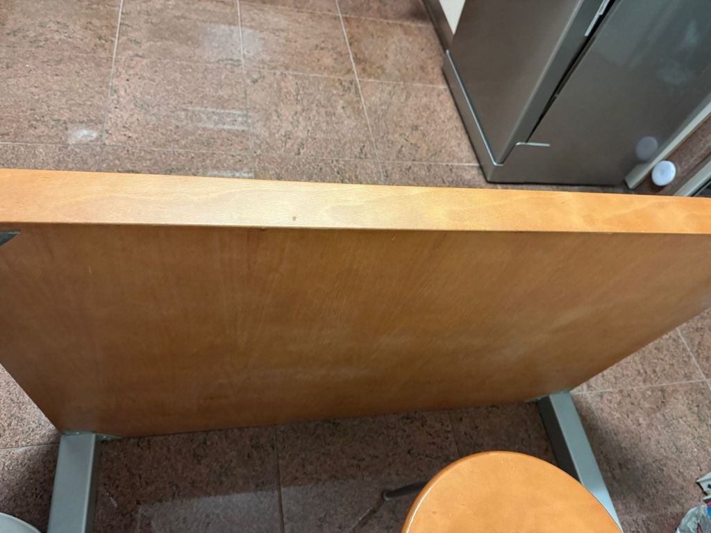 Mesa de cozinha com bancos e cadeiras