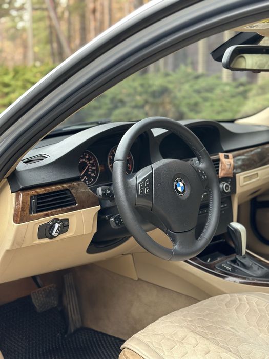 Продам BMW e90 рестайлинг 328i 3л бензин 2010 год