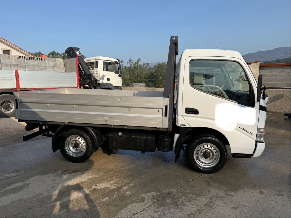 Toyota Dyna S  30/23 com caixa aberta
