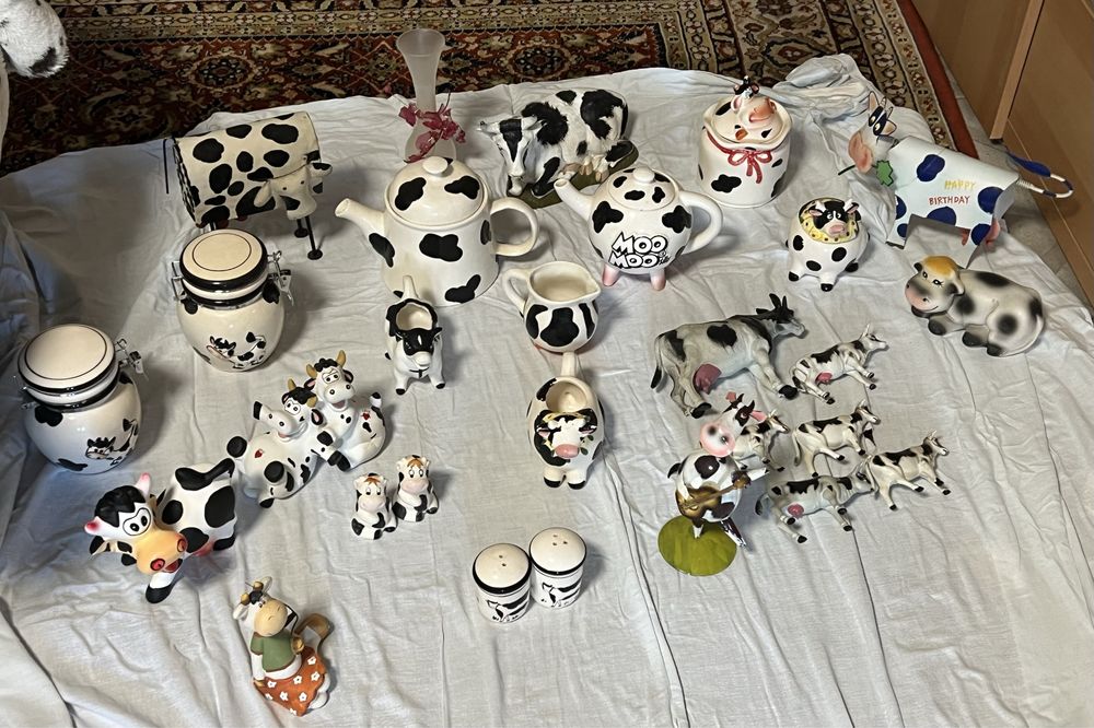 Porcelana e bonecos da vaca