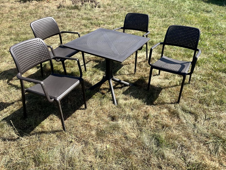 Komplet wypoczynkowy piwny . Stół  i krzesla. Restauracja Bar