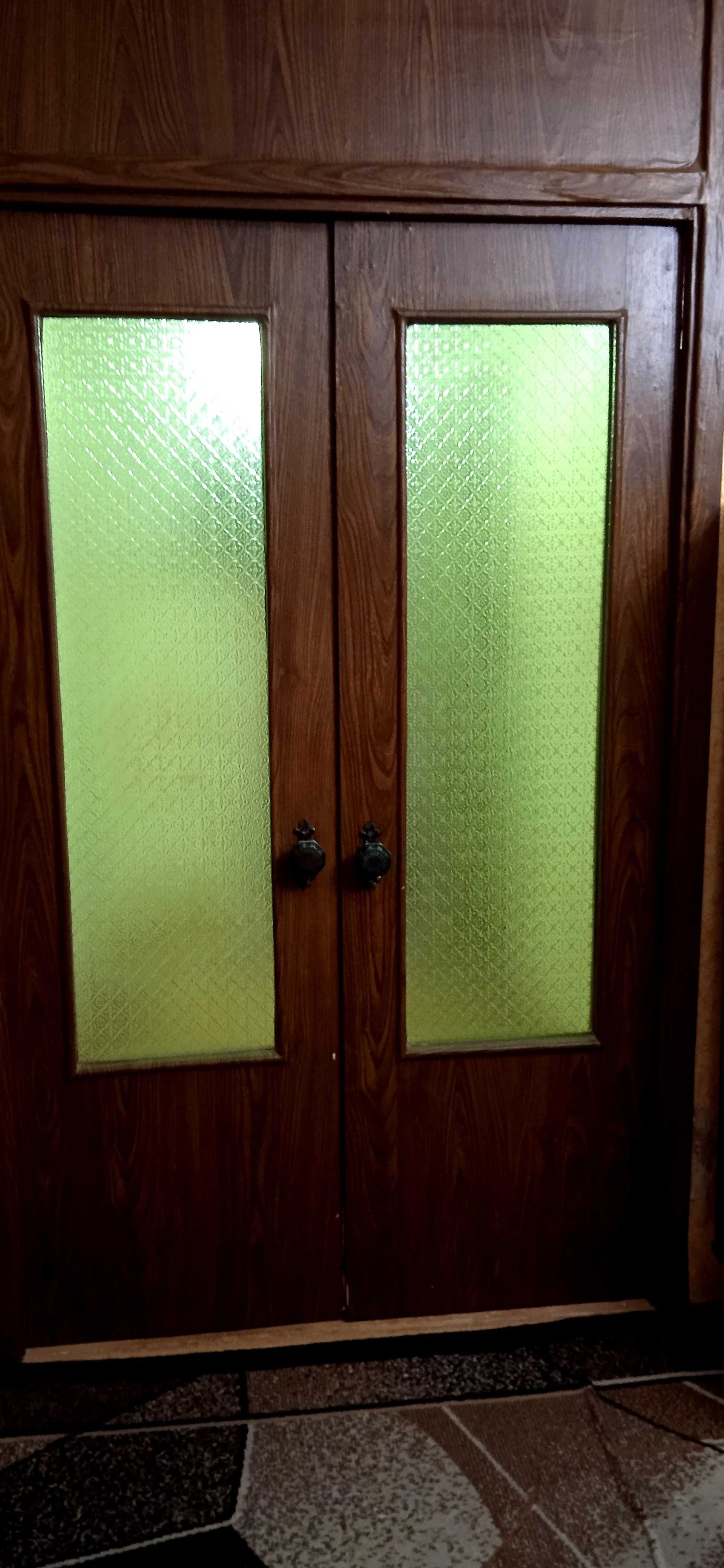 Двери двойные межкомнатные с цветным стеклом  б/у