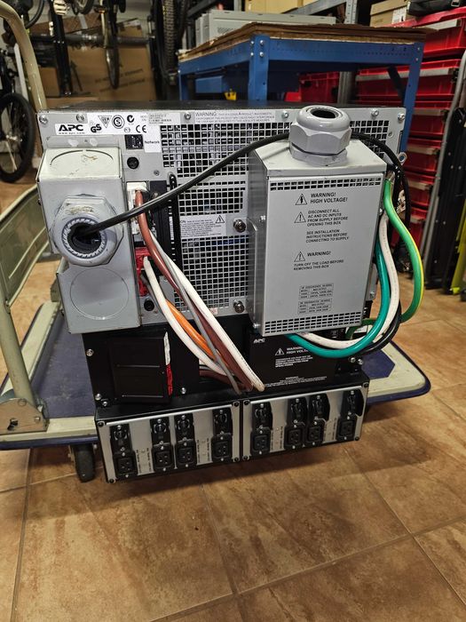 APC Smart-UPS RT 15kVA RM 230V bez akumulatorów