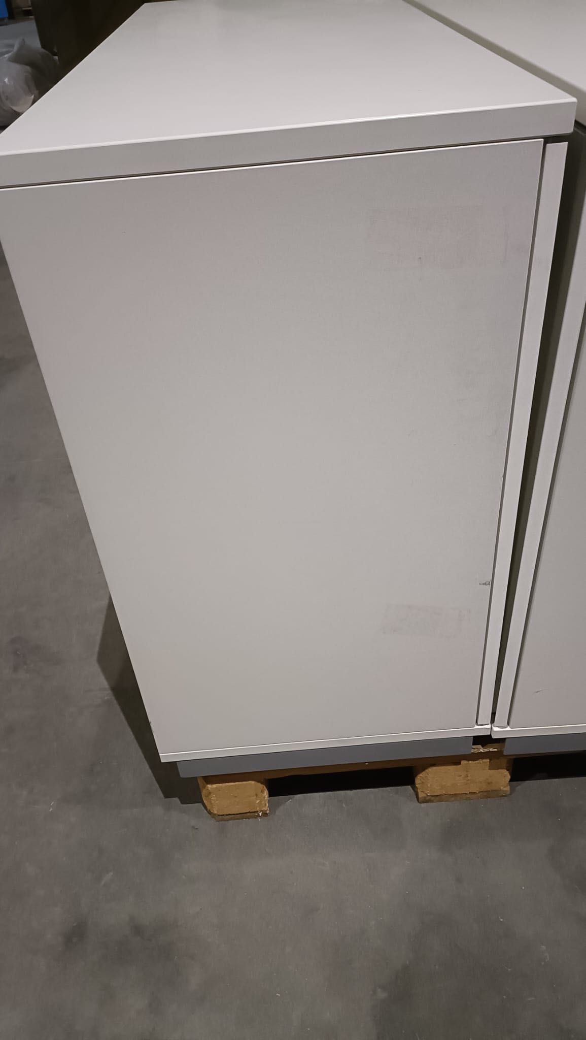 Komoda biała przesuwane drzwi - 45x120x82 cm