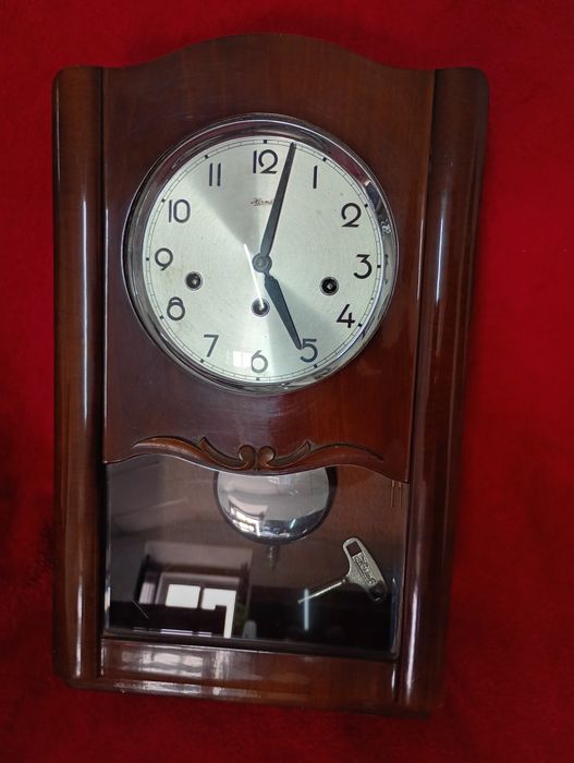 Relógio de madeira antigo