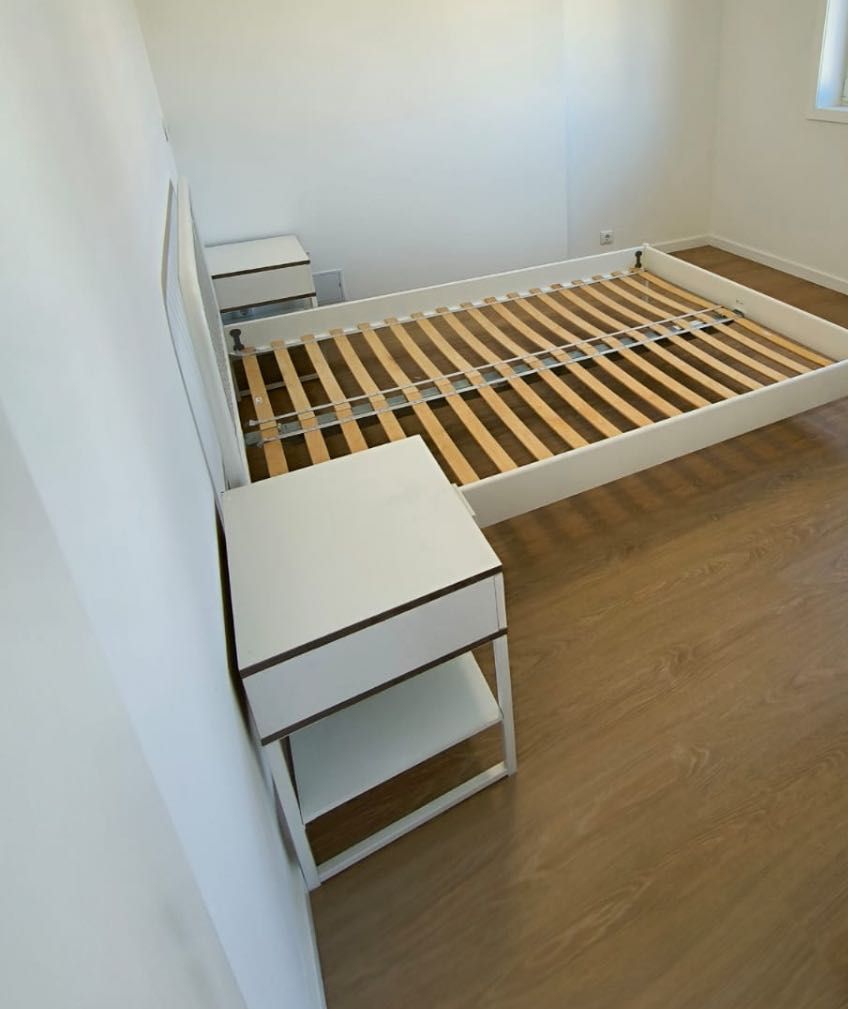 Cama em ferro + oferta de 2 mesinhas de cabeceira