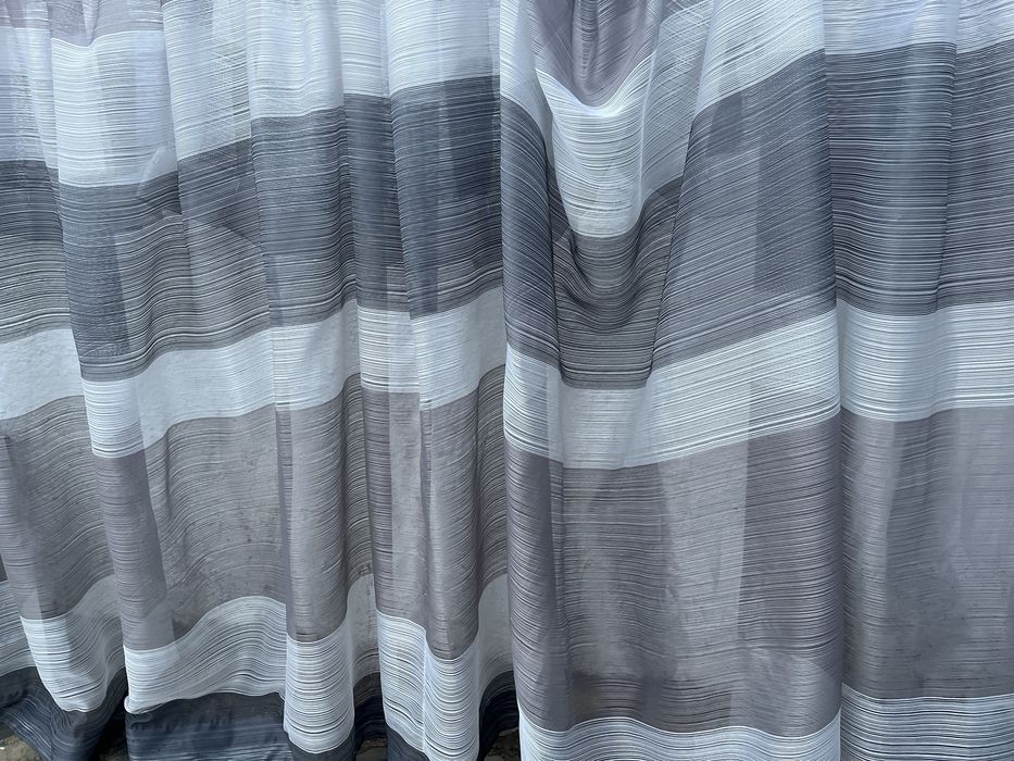 Cortinado em tons de cinzento + calha