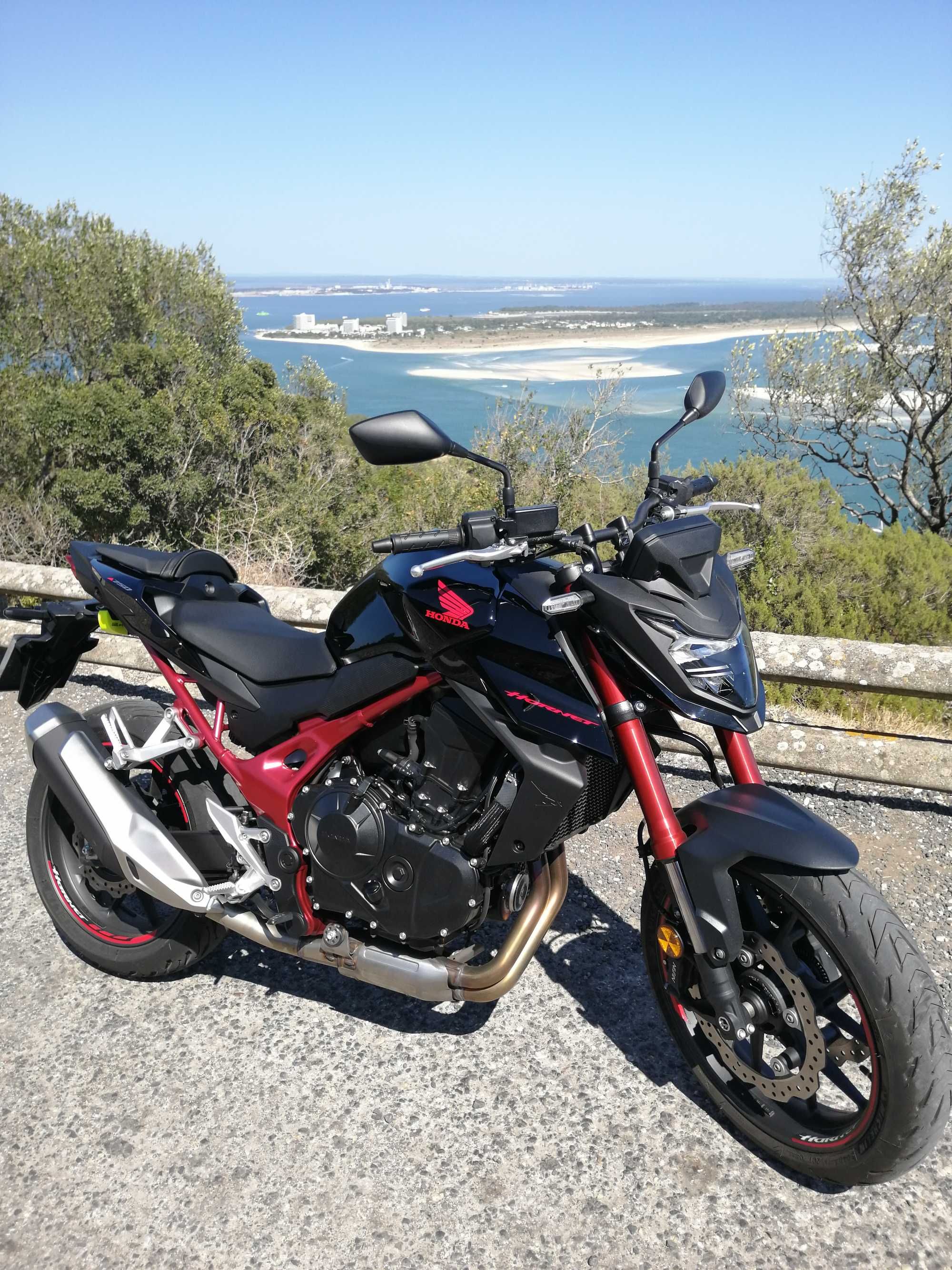 Honda Hornet 750 com localizador Mapit