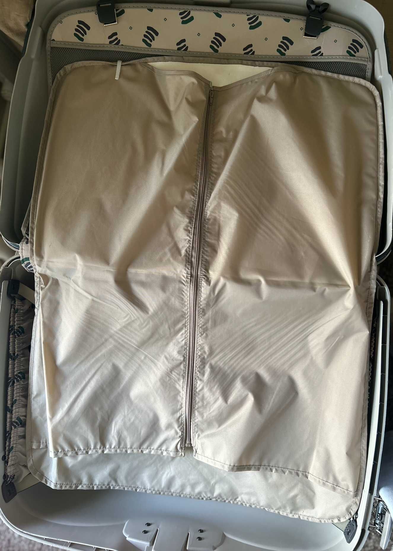 Mala Samsonite usada 38L, rodinhas, chave e porta-fatos. Impecável.