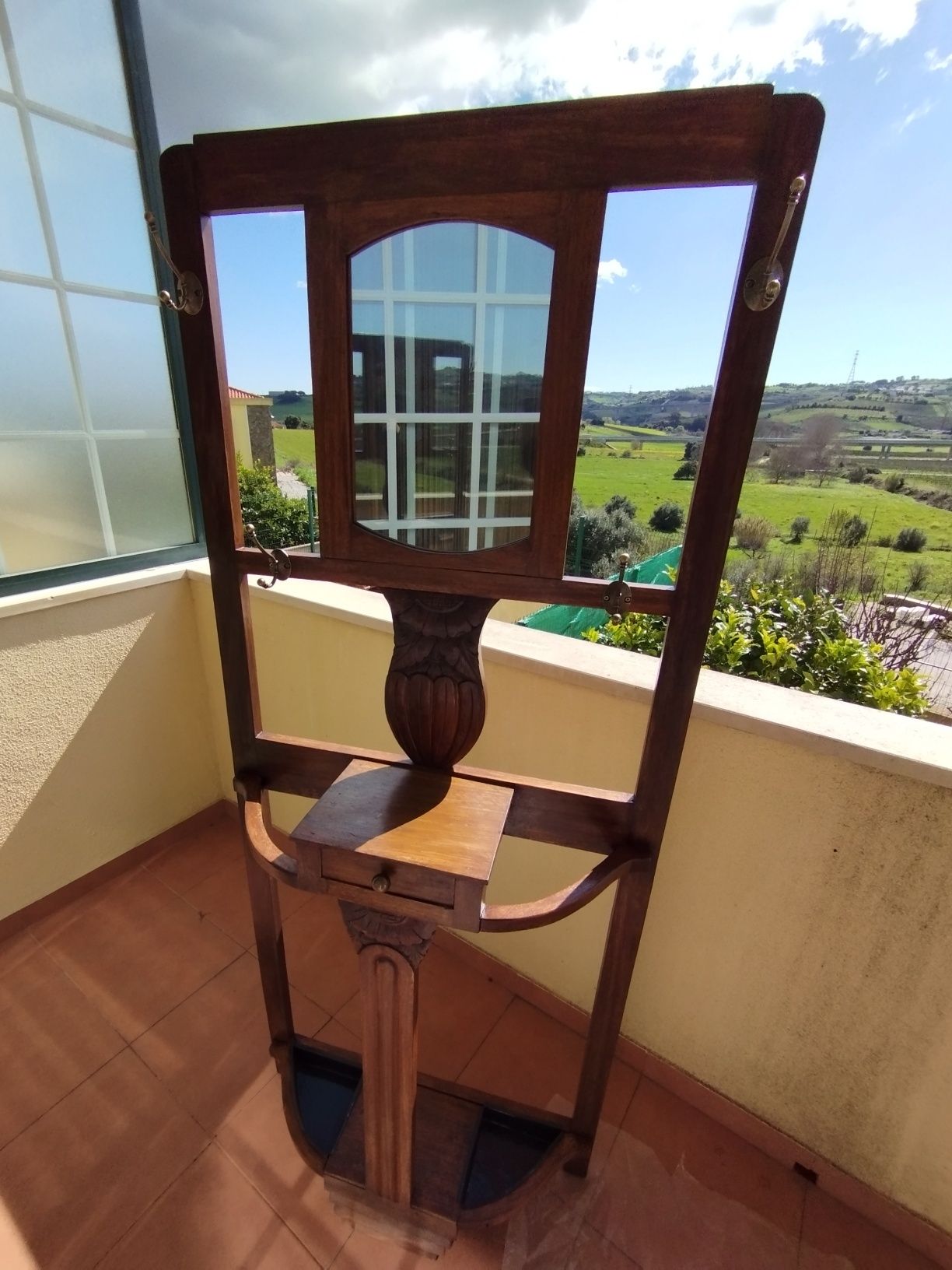 Cabide em madeira muito antigo, mais de 100 anos.